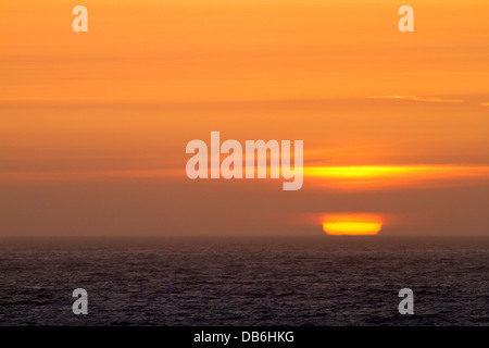 Tramonto sull'oceano pacifico a Newport, Oregon, Stati Uniti d'America. Foto Stock