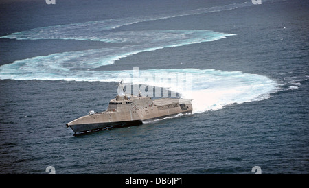 US Navy Littoral Combat Ship USS indipendenza dimostra la sua capacità di manovra completando S-spire Luglio 18, 2013 nell'Oceano Pacifico. Foto Stock