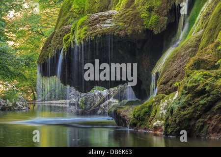 Bigar cascata cade nella Nera Beusnita Gorges National Park, Romania. Foto Stock