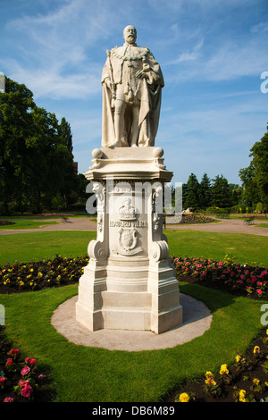 Statua di re Edoardo VII, Beacon Park, Lichfield, Staffordshire, England, Regno Unito Foto Stock