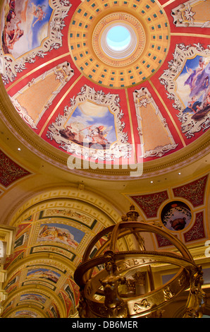 Cina, Macao. Macao è stata sia la prima e ultima colonia europea in Cina. Il Venetian Hotel e Casinò. Foto Stock