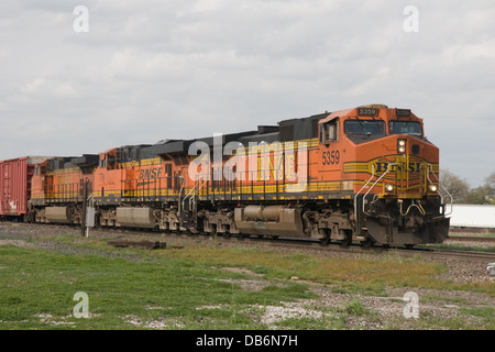 General Electric locomotive diesel su BNSF treno merci a Saginaw Texas USA Foto Stock