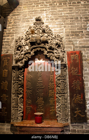 Cina, Macao. Storica città cristiana' area del centro cittadino di Macau, UNESCO Patrimonio dell'Umanità. Lou Kau Mansion, c.1889. Dettaglio del santuario. Foto Stock