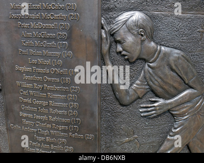 Dettaglio dal monumento circolare di bronzo di hillsborough alto 7 piedi nel quartiere Old Haymarket di Liverpool Foto Stock