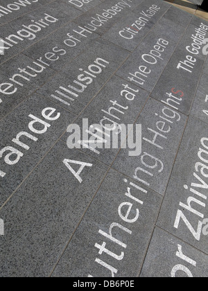 Tessere fuori dalla biblioteca centrale di Liverpool, incise con i titoli popolari del libro, come Wuthering Heights & a Night at the Opera Foto Stock