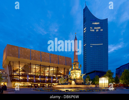 La sala concerti Gewandhaus e Cityhochhaus a Augustusplatz square, Lipsia, Sassonia, Germania Foto Stock