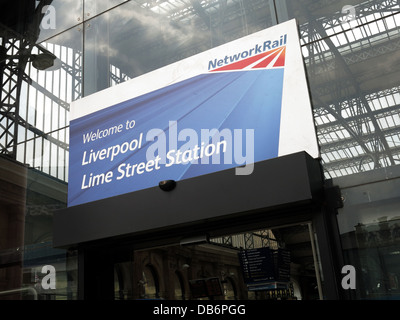 Benvenuti a Liverpool Lime Street Station a segno da rete guida in inglese città nella parte anteriore del tettuccio della Mainline station Foto Stock