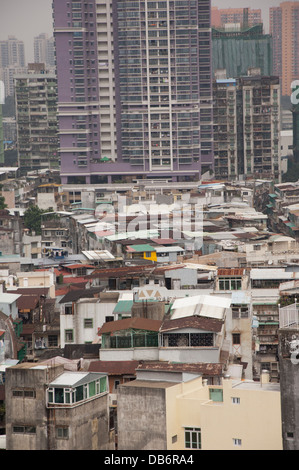 Cina, Macau, Guangdong Sheng provincia, città di Zhuhai Shi. Macao Centro Città con tipiche case e alto edificio di appartamenti. Foto Stock