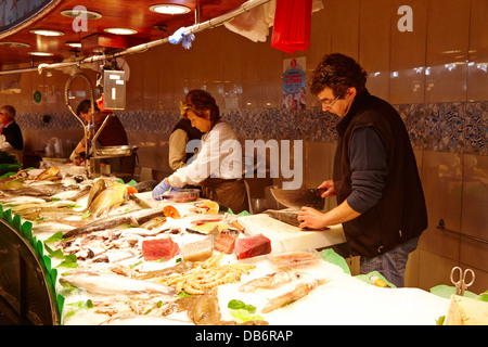 Preparare il pesce fresco e i frutti di mare all'interno del mercato la Boqueria a Barcellona Catalonia Spagna Foto Stock