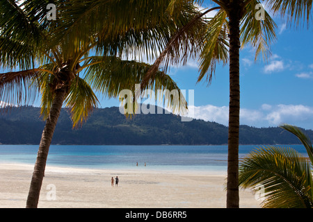 I turisti in un momento di relax a Catseye Beach. Hamilton Island, Isole Whitsunday, Queensland, Australia Foto Stock