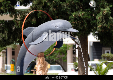 Finike, Turchia. Fontana con dolphin saltare attraverso il cerchio. Foto Stock
