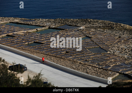 Vista della tradizionale saline off Xwejni bay a isola di Gozo l'isola sorella di Malta Foto Stock