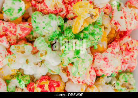 Popping chicchi di colore di pop corn snack sfondo. Foto Stock