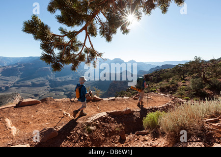 Escursionista(s) sul Sud Kiabab trail, South Rim, il Parco Nazionale del Grand Canyon, Arizona. Foto Stock