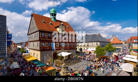 La piazza del mercato con il Municipio di Old Town Festival, Bad Staffelstein, Alta Franconia, Baviera, Germania Foto Stock