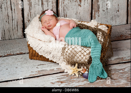 Neonato Ragazza in un costume di Mermaid Foto Stock