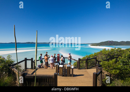 I turisti al belvedere panoramico affacciato sulla collina di ingresso e di Whitehaven Beach. Whitsunday Island, Queensland, Australia Foto Stock