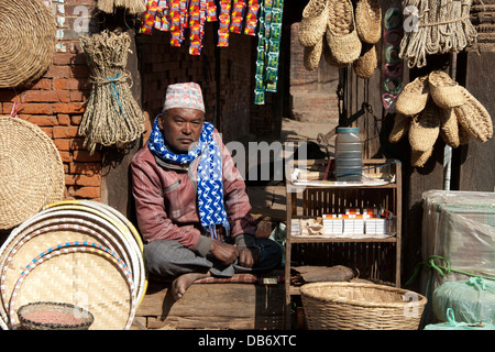 L'uomo la vendita di articoli fatti a mano in strada di Bhaktapur Foto Stock