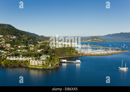 Vista aerea del Coral Sea Resort con Abel Point Marina in background. Airlie Beach Whitsundays, Queensland, Australia Foto Stock