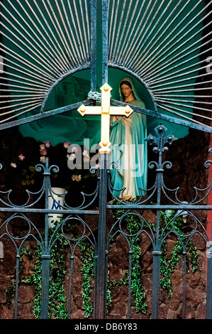 Croce alla porta della chiesa cattolica Foto Stock