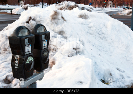 Neve ammucchiati dai parcometri a Washington DC Foto Stock