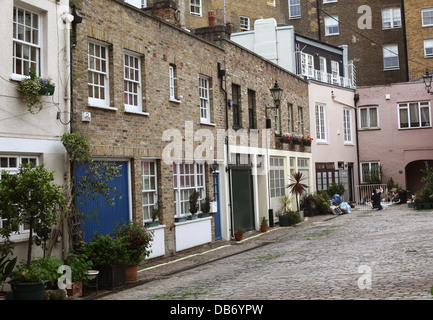 Mews case su Central London, condotto Mews, Paddington. Luglio 2013 Foto Stock