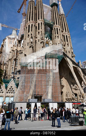 Visitatori e turisti in coda per entrare la Sagrada Familia a Barcellona Catalonia Spagna Foto Stock