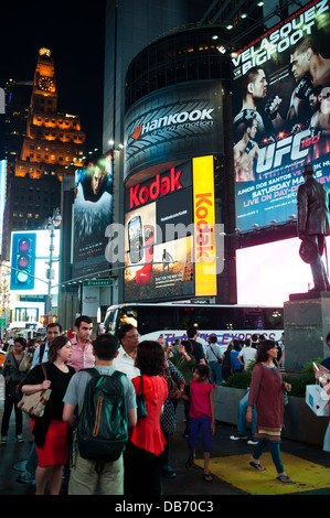 Persone in Times Square a New York City di notte Foto Stock