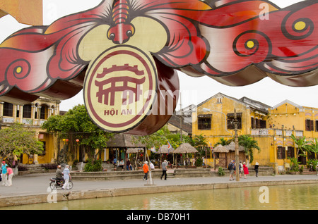Il Vietnam, Da Nang. Centro storico di Hoi An. Un Hoi passerella sul Thu Bon River, Bach Dang Street a distanza. Foto Stock