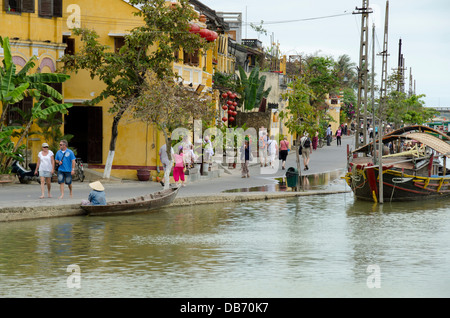 Il Vietnam, Da Nang, Storico Hoi An. Vista sul fiume di Bach Dang Street. Un sito Patrimonio Mondiale dell'UNESCO. Foto Stock