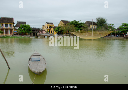 Il Vietnam, Da Nang. Villaggio storico di Hoi An. Thu Bon River View con tradizionale barca da pesca. Un sito Patrimonio Mondiale dell'UNESCO. Foto Stock