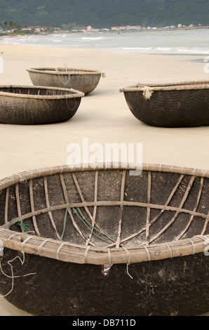 Il Vietnam, Da Nang. Bac mio un beach, tradizionale piccolo bambù rotondo barche da pesca utilizzato dai locali di pescare lungo il litorale. Foto Stock