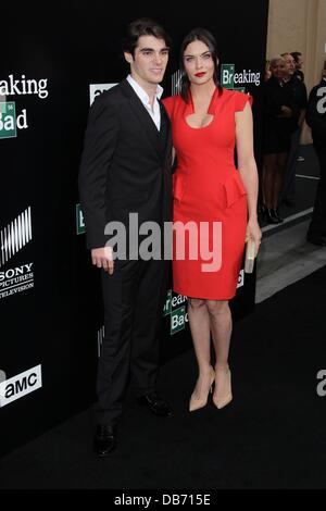 Los Angeles, California, USA. Il 24 luglio, 2013. RJ Mitte e Jodi Lyn O'Keefe frequentare AMC ''Ultime cattivo'' Premiere Screening su luglio 24, 2013 a Sony Pictures Studios di Culver City, CA. Stati Uniti d'America. Credito: TLeopold/Globe foto/ZUMAPRESS.com/Alamy Live News Foto Stock