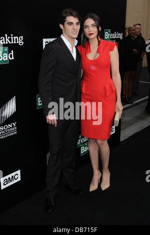 Los Angeles, California, USA. Il 24 luglio, 2013. RJ Mitte e Jodi Lyn O'Keefe frequentare AMC ''Ultime cattivo'' Premiere Screening su luglio 24, 2013 a Sony Pictures Studios di Culver City, CA. Stati Uniti d'America. Credito: TLeopold/Globe foto/ZUMAPRESS.com/Alamy Live News Foto Stock