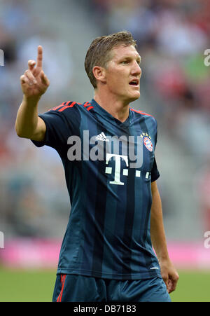 Monaco di Baviera, Germania. Il 24 luglio, 2013. Monaco di Baviera Bastian SCHWEINSTEIGER reagisce durante il test match Uli Hoeness Cup FC Bayern Monaco vs FC Barcellona nello stadio Allianz Arena di Monaco di Baviera, Germania, il 24 luglio 2013. Foto: Andreas Gebert/dpa/Alamy Live News Foto Stock