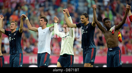 Monaco di Baviera, Germania. Il 24 luglio, 2013. Monaco di Baviera Bastian SCHWEINSTEIGER (L-R), Mario Mandzukic, Franck Ribery, Daniel Van Buyten e David Alaba allegria dopo il test match Uli Hoeness Cup FC Bayern Monaco vs FC Barcellona nello stadio Allianz Arena di Monaco di Baviera, Germania, il 24 luglio 2013. Foto: Andreas Gebert/dpa/Alamy Live News Foto Stock