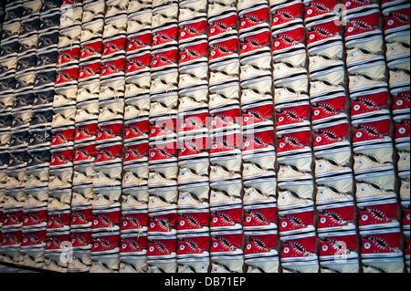 Converse Chuck Taylor tutte le stelle scarpe da tennis visualizzato sulla parete in corrispondenza della calzatura Converse store in New York City Foto Stock