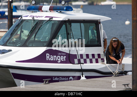 Il Lake District imbarcazione di pattuglia sul Lago di Windermere Foto Stock