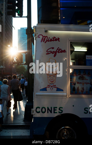 Mister Softee carrello nella città di New York al tramonto. Foto Stock
