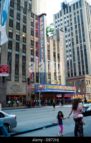 Donna e bambino a piedi nella parte anteriore della Radio City Music Hall di New York City Foto Stock