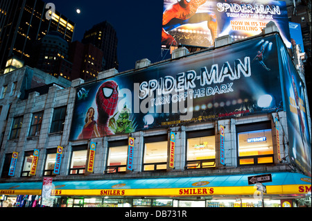 Spider-man "Spegnere il buio' su Broadway pubblicità cartelloni pubblicitari illuminati, Times Square a New York City Foto Stock