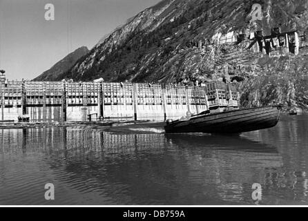 Energia, acqua, diga di Limberg della centrale elettrica di Kaprun durante la costruzione, uomo in barca sul lago di diga, Austria, circa 1950, diritti aggiuntivi-clearences-non disponibile Foto Stock