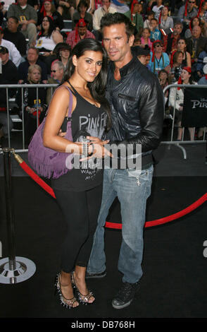 Lorenzo Lamas e nuova moglie Shawna Craig "Pirati dei Caraibi: il forestiero maree' Premiere Mondiale tenutosi a Disneyland Anaheim, California - 07.05.11 Foto Stock