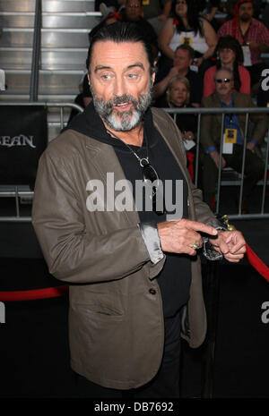 Ian McShane "Pirati dei Caraibi: il forestiero maree' Premiere Mondiale tenutosi a Disneyland Anaheim, California - 07.05.11 Foto Stock