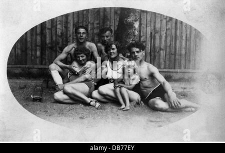 Persone, famiglia, durante il bagno, cartolina fotografica, R. Leitthe, Monaco, anni trenta, diritti aggiuntivi-clearences-non disponibile Foto Stock