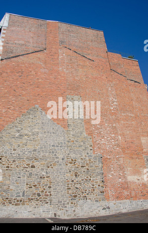 Canada Quebec, Montreal. Porto antico. Area storica, un muro di mattoni che mostra contorno di numerosi edifici antichi lungo andato. Foto Stock