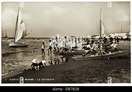 turismo, spiaggia, villeggiante a Forte dei Marmi, Toscana, Italia, cartolina fotografica, anni 50, persone, vacanze, vacanze, tempo libero, tempo libero, tempo libero, vela, barca a vela, barche a vela, barche a vela, costa, coste, coste, Mar Mediterraneo, Versilia, Mar Ligure, balneazione, vacanza al mare, vacanza al mare, vacanza al mare, Toscana, 50, 20 ° secolo, , diritti-aggiuntivi-clearences-non disponibile Foto Stock