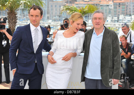 Jude Law, Uma Thurman e Robert De Niro 2011 Festival Internazionale del Cinema di Cannes - Giorno 1 - La Giuria Photocall Cannes, Francia - 11.05.11 Foto Stock