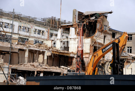 Brighton Regno Unito 24 luglio 2013 - Dietro la facciata dei lavori di demolizione va al vecchio edificio cooperativa in London Road Brighton Foto Stock