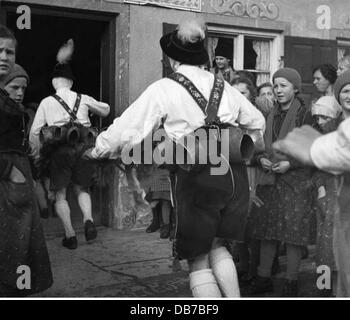 Feste, carnevale a Partenkirchen, 'shaking the bells' a Mittenwald, partecipanti alla processione entrando nella locanda 'Grieswirt', Mittenwald, 1936, diritti aggiuntivi-clearences-non disponibili Foto Stock